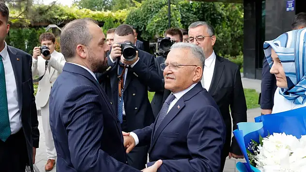Kayseri'de AK Parti trafiği hızlandı! Büyükşehir'de önemli görüşme