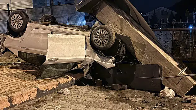 Kayseri'de akıl almaz kaza! Takla atıp siteye daldı