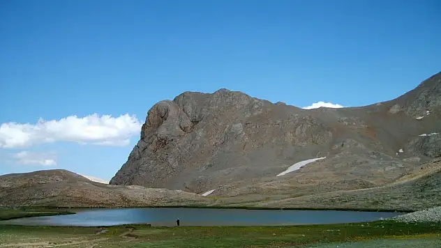 Kayseri'de Aladağlar'ın zirvesinde doğa harikası...