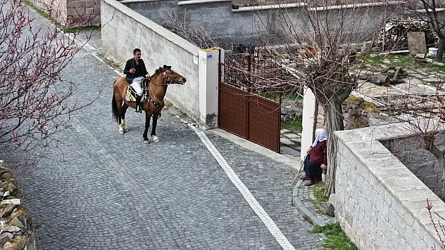 Kayseri'de alışılmışın dışında muhtarlık: Atıyla hizmet ediyor