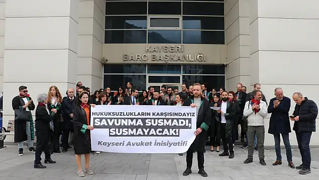 Kayseri'de alkışlı protesto! Koridorlar avukatların alkışlarıyla yankılandı