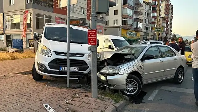 Kayseri'de alkollü sürücü ortalığı savaş alanına çevirdi! 2 araç pert oldu