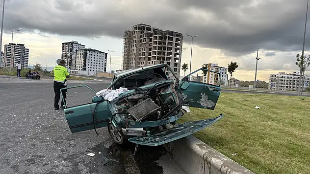 Kayseri'de araç hurdaya döndü! 1'i ağır 4 yaralı