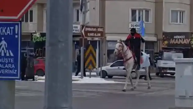 Kayseri'de at üzerinde bayraklı protesto