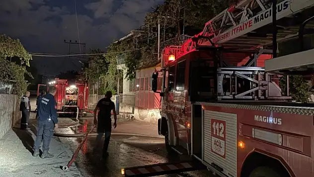 Kayseri'de balkonda yakılan mangal iki evin çatısını kül etti