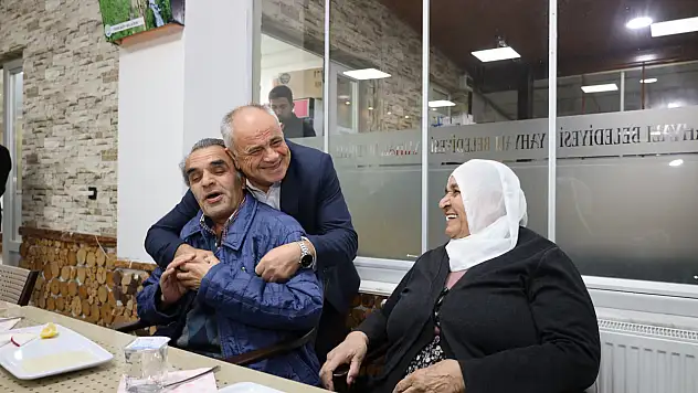 Kayseri'de Başkan onlarla buluştu! Sosyal tesisde tek tek ilgilendi