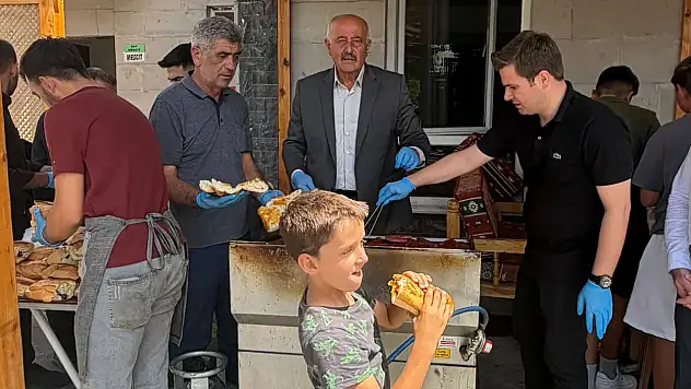 Kayseri'de Başkan sucuk ekmek dağıttı
