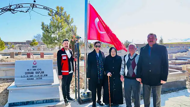 Bayram öncesi şehit kabirlerine anlamlı ziyaret