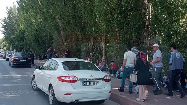 Kayseri'de belediye kek ve su dağıttı