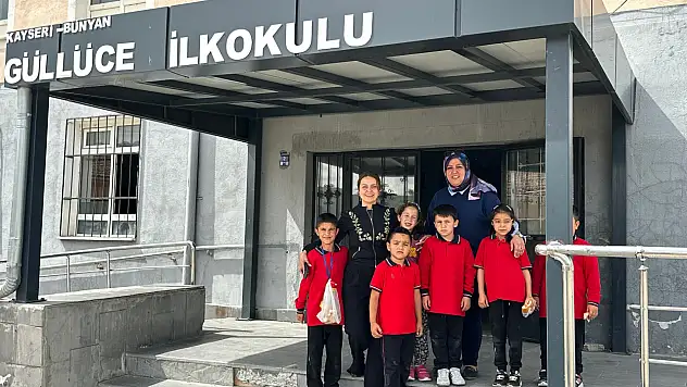 Kayseri'de belediyeden kırtasiye desteği! Tek tek dağıtıldı