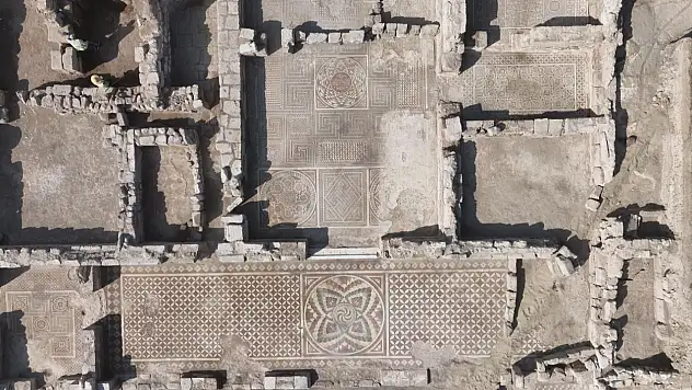 Kayseri'de bin 700 yıl önce yapılan mozaikler çıkartılıyor! Bakın nerede kullanılmış