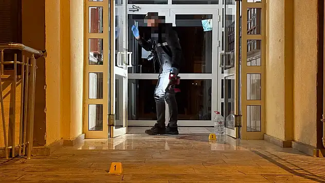 Kayseri'de bina önünde hareketli dakikalar! 2 kişi bıçaklandı
