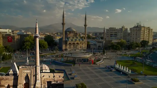 Kayseri'de binlerce kişi önünden geçiyor ama kimse görmüyor!