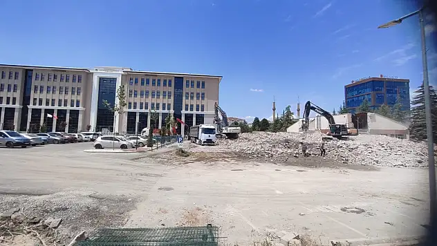 Kayseri'de bir dönem sona erdi! 54 yıllık müdürlük binası yerle bir oldu