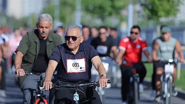 Kayseri'de bisiklet turunda Başkan Büyükkılıç'da pedal çevirdi!