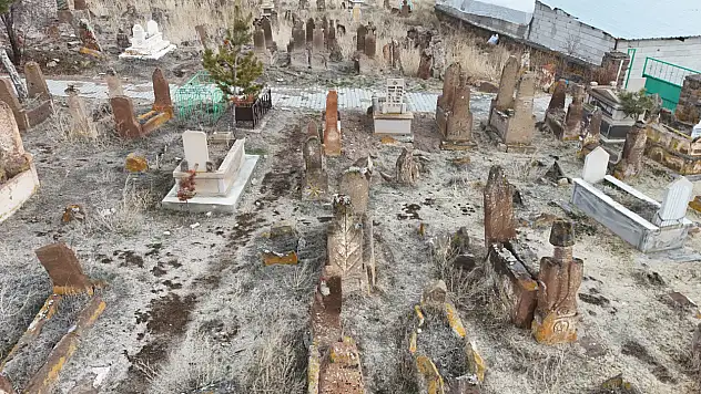 Kayseri'de bu mezarlıklar bin yıllık Türk mirasını anlatıyor