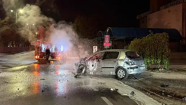 Kayseri'de can pazarı! 3 araca çarpan otomobil alev aldı