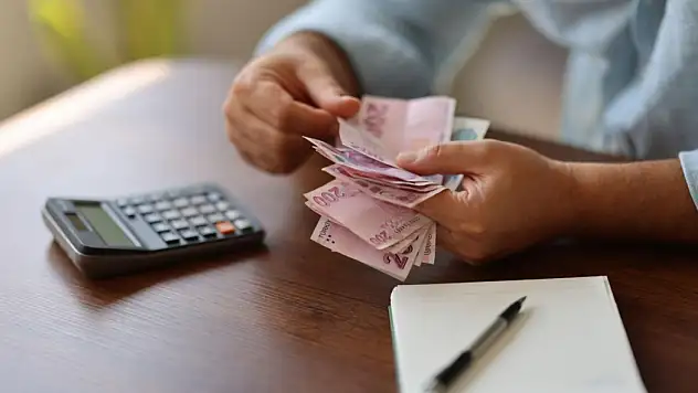 Kayseri'de çift maaş iddiası! Faiziyle geri ödeyin