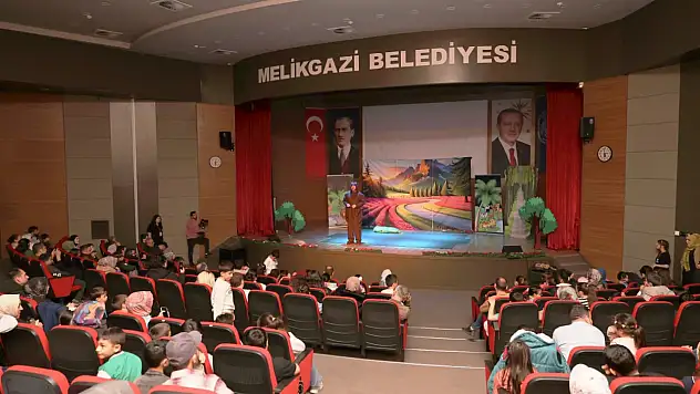 Kayseri'de çocuklar tiyatro oyununda buluştu!
