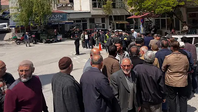 Kayseri'de Meydan'da dağıtıldı! Vatandaşlar alabilmek için uzun kuyruk oldu