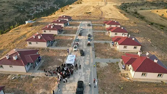 Kayseri'de depremzede aileler yeni yuvalarına kavuştu