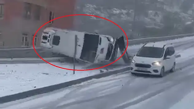 Kayseri'de devrilen minibüse otomobil çarptı