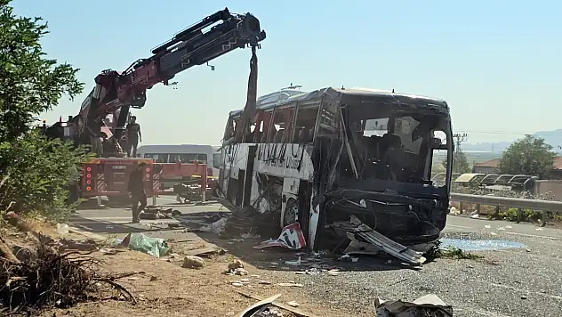 Kayseri'de devrilen otobüs kaldırıldı