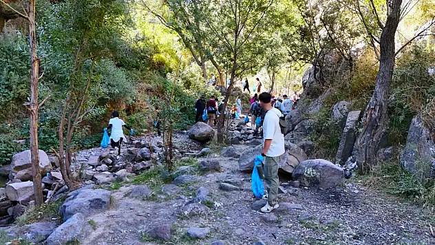 Kayseri'de doğaya nefes oldular! Kırlangıç Vadisi'nde 500 kilo çöp toplandı