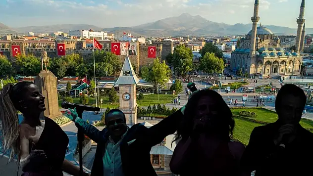Kayseri'de dört konser aynı yerde!