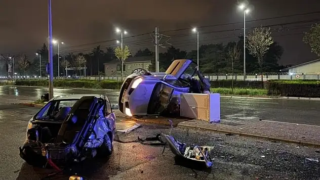 Kayseri'de duran araç kazaya karıştı: Otomobiller kullanılmaz hale geldi