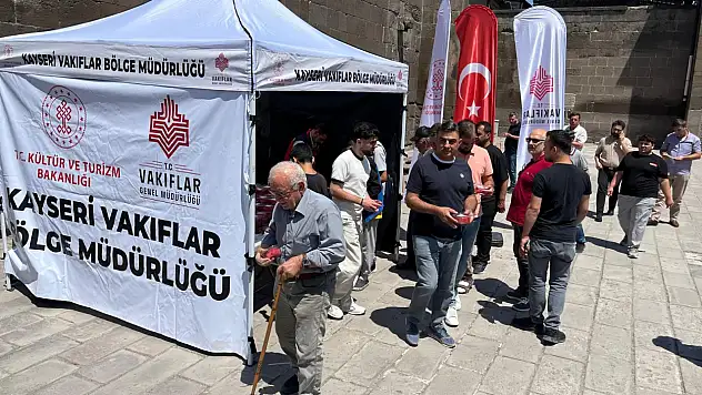 Kayseri'de ecdadın mirası yaşatıldı: 2 ton soğuk karpuz dağıtıldı