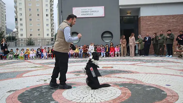 Kayseri'de eğitimli köpekler anaokulunda gösteri yaptı