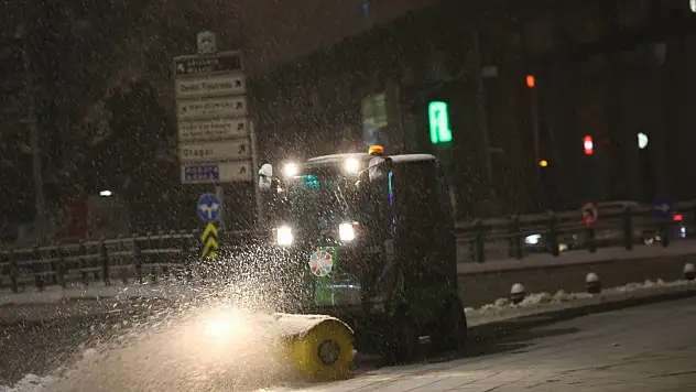 Kayseri'de ekipler kar mesaisinde