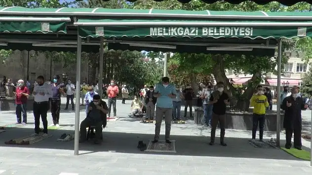 Eller Filistin ve yağmur için duaya kalktı
