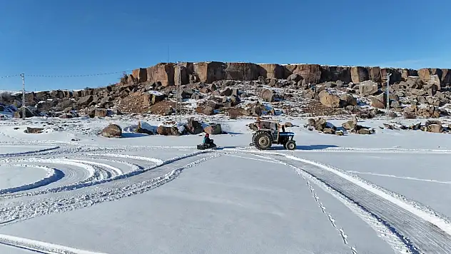 Kayseri'de Erciyes'e çıkamayan gençler, karın tadını bakın nasıl çıkardı?