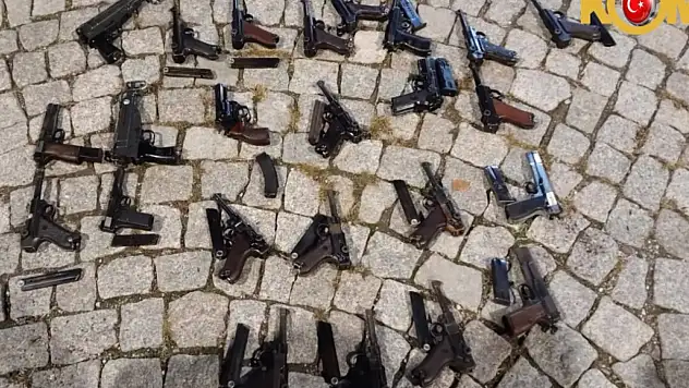 Kayseri'de eş zamanlı baskın: Uzi ve tabancalarla yakalandılar