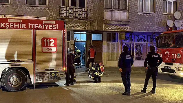 Kayseri'de gece saatlerinde çıkan yangında vatandaşlar balkonlara çıktı
