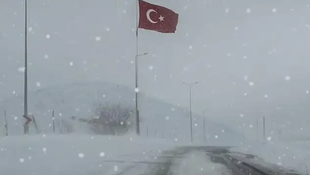 Kayseri'de gönderden indirilen Bayrak, yeniden göndere çekildi