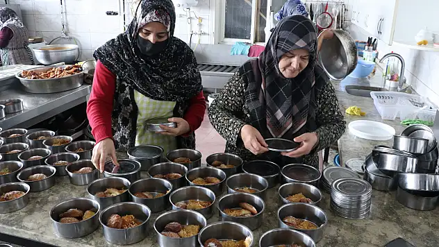 Kayseri'de gönüllü kadınlar kapı kapı yemek dağıtıyor