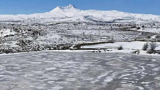 Kayseri'de görenleri şaşırtan manzara! Gölet tamamen buz tuttu