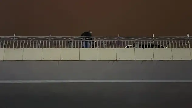 Kayseri'de hareketli dakikalar! Köprüye çıkan şahıs polisi alarma geçirdi