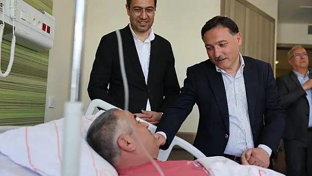 Kayseri'de hastalara sürpriz ziyaret: Geçmiş olsun ziyaretine gitti!