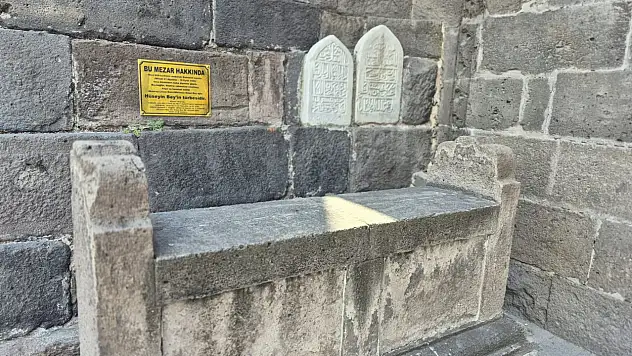 Kayseri'de her gün binlerce kişinin önünden geçtiği bu mezar kimin?