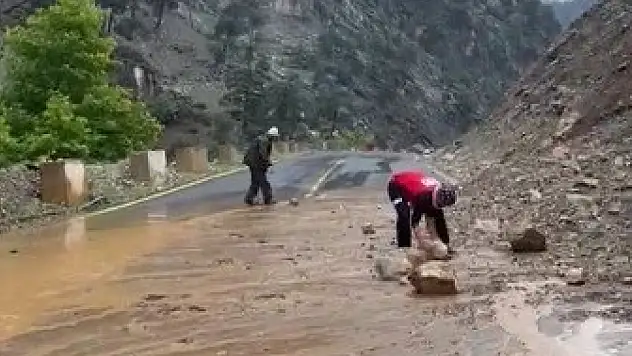 Kayseri'de heyelan! Araçlar mahsur kaldı