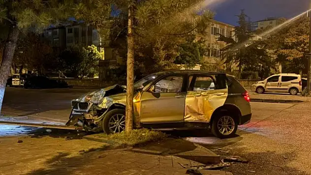 Kayseri'de iki araç çarpıştı! SUV'un durabildiği yer dikkat çekti