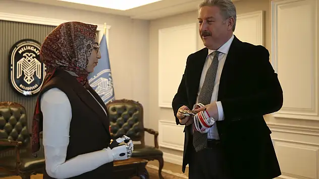 Kayseri'de iki kolunu kaybeden Sevim Nur, biyonik kollarla hayata tutundu