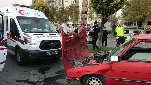 Kayseri'de iki otomobil çarpıştı: 10 yaralı