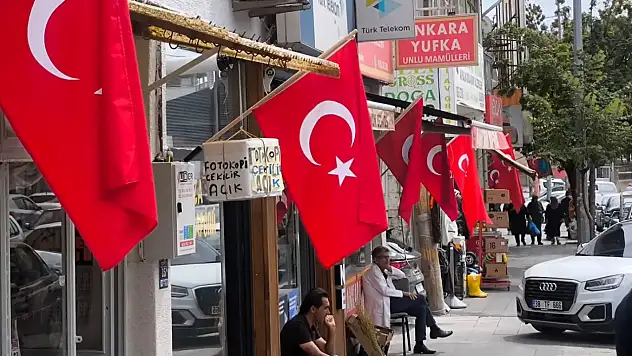 Kayseri'de ilçe kırmızı beyaza büründü