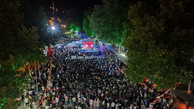 Kayseri'de ilçe meydanı doldu taştı! Bakın sebebi neymiş?