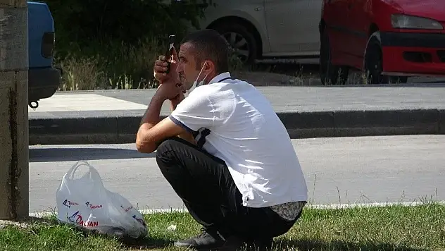 Kayseri'de intihar girişiminde bulunan genci görenler cep telefonları ile canlı yayın yapma yarışına girdiler